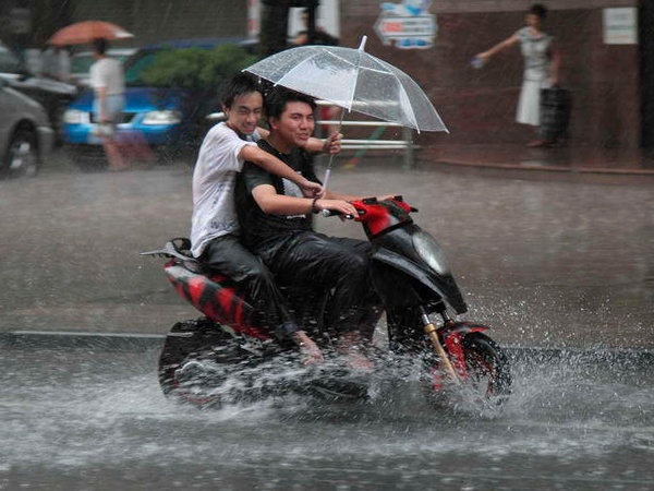 vivir sin coche pero con moto es un peligro cuando llueve